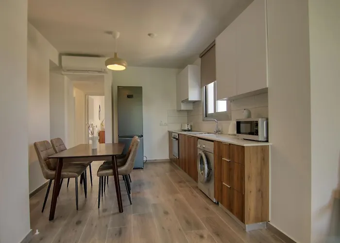 Phaedrus Living Coral Suites Aura